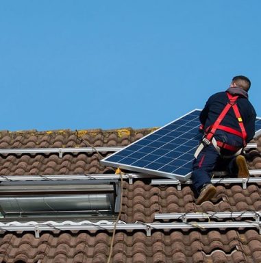 Man met zonnepaneel